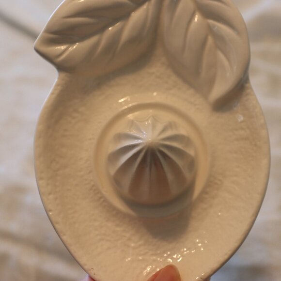 Cream Colored Lemon shaped Citrus Manual Juicer Made in Portugal - Picture 9 of 10
